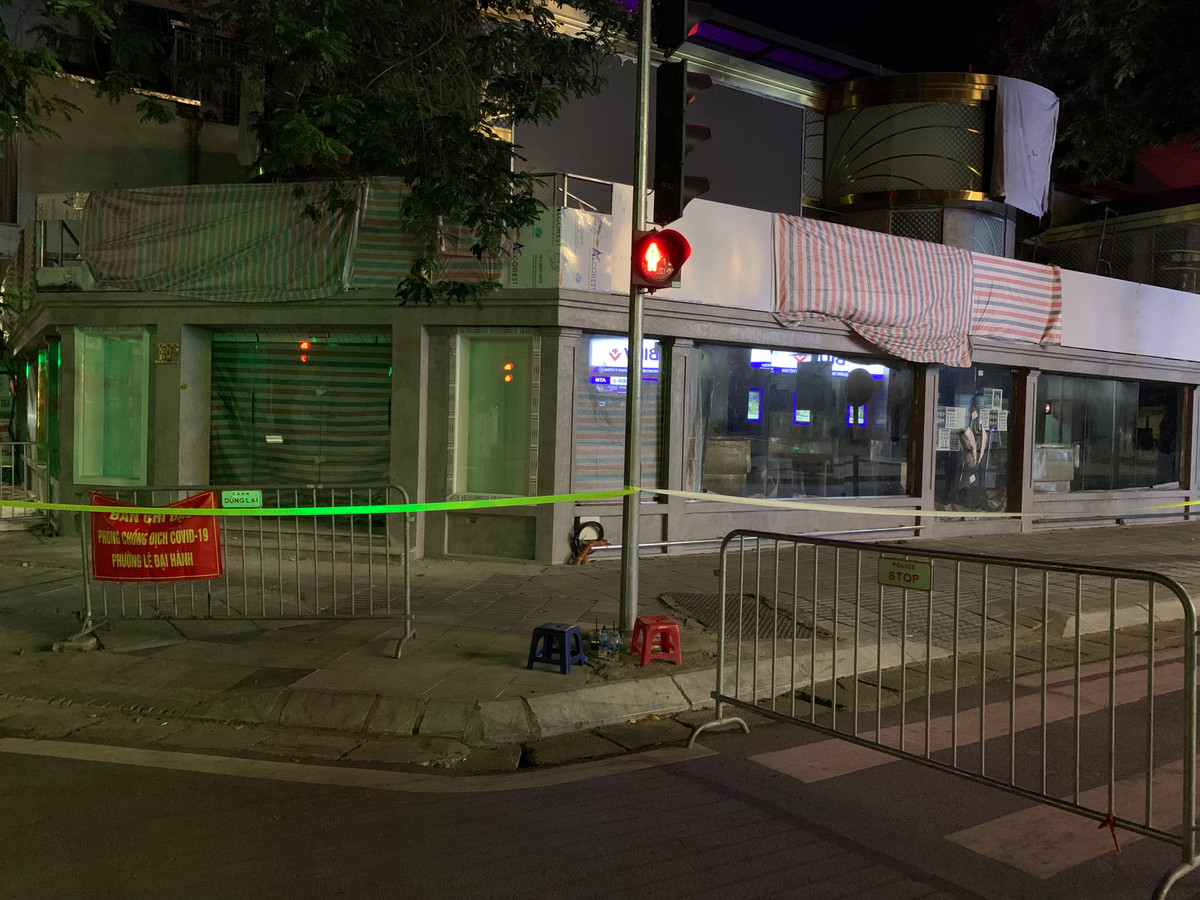 Ca bệnh này 21 tuổi (trú tại số 54 ngõ 94 Hoàng Mai, Hoàng Văn Thụ, quận Hoàng Mai) làm việc tại quán pizza số 30 Đoàn Trần Nghiệp, Hai Bà Trưng. Cửa hàng pizza này nằm cạnh tòa nhà 189 Bà Triệu nơi có 5 F0 đến từ TP.HCM làm việc.