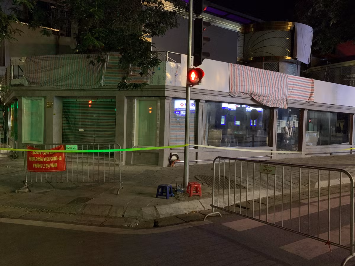 Ca bệnh này 21 tuổi (trú tại số 54 ngõ 94 Hoàng Mai, Hoàng Văn Thụ, quận Hoàng Mai) làm việc tại quán pizza số 30 Đoàn Trần Nghiệp, Hai Bà Trưng. Cửa hàng pizza này nằm cạnh tòa nhà 189 Bà Triệu nơi có 5 F0 đến từ TP.HCM làm việc.