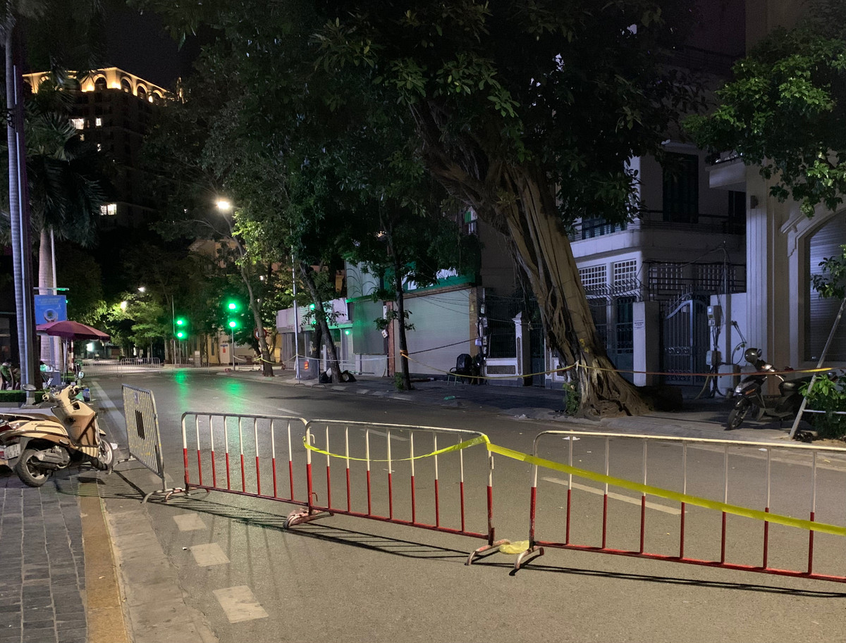 Tuyến phố Đoàn Trần Nghiệp cũng bị phong toả khiến nhiều hàng quán xung quanh cũng phải đóng cửa.