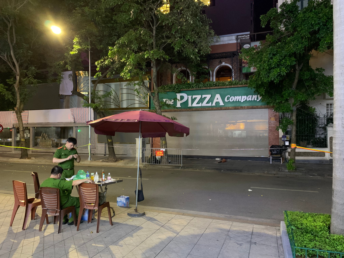 Quán pizza Company đã bị phong toả và canh gác nghiêm ngặt ngay sau đó. Một số nhân viên của quán vẫn ở lại dọn dẹp và theo dõi diễn biến sức khoẻ tại chỗ.