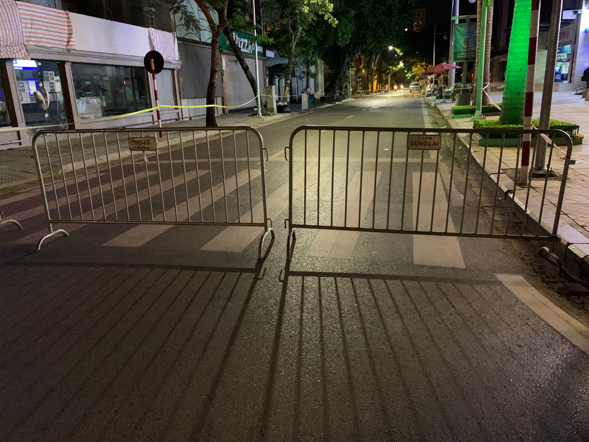 Đây được coi là “tuyến phố vàng” về kinh doanh buôn bán do nằm ngay dưới chân Trung tâm Thương mại Vincom đầu tiên của Hà Nội.