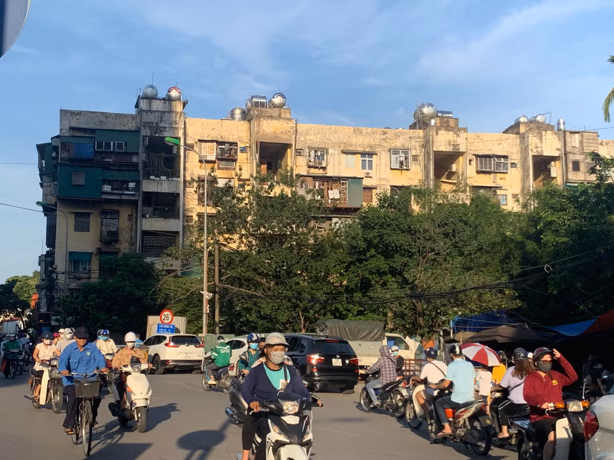 Kinh hãi loạt "bom nước" treo “làm xiếc” lơ lửng giữa thủ đô Kinh hai loat
