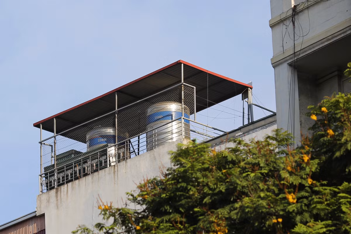 Theo anh Quyết, để đảm bảo độ an toàn thì ngoài thiết kế chân đế đặt ở nơi có diện tích rộng thì phải xây thêm rào bảo vệ đề phòng tình huống xấu xảy ra.