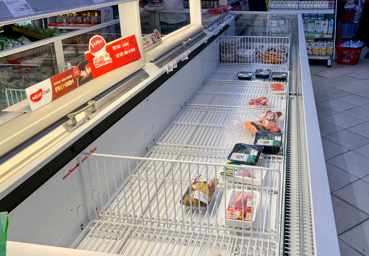 Tuy nhiên, tâm lý lo ngại vẫn khiến mọi người đổ ra các siêu thị, cửa hàng thực phẩm mua đồ dự trữ.