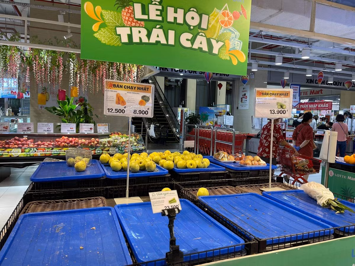 Quầy trái cây cũng hết sạch hàng.