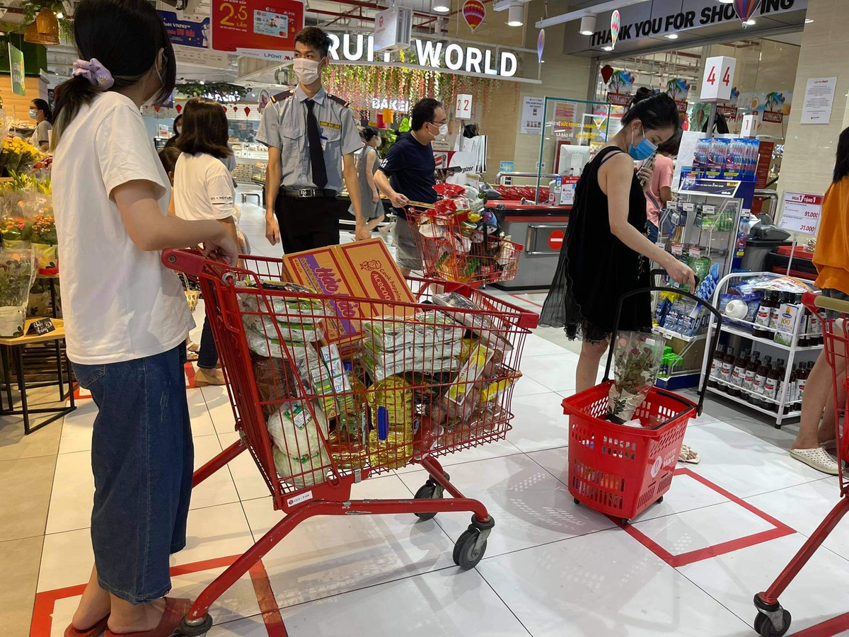 Chọn mua được hàng đã khó, đến lúc thanh toán còn khó hơn do người dân phải xếp hàng chờ tới lượt thanh toán.