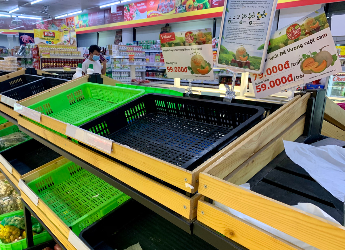 Các mặt hàng được người dân lựa mua nhiều nhất là thịt, cá, đồ đông lạnh và hoa quả.