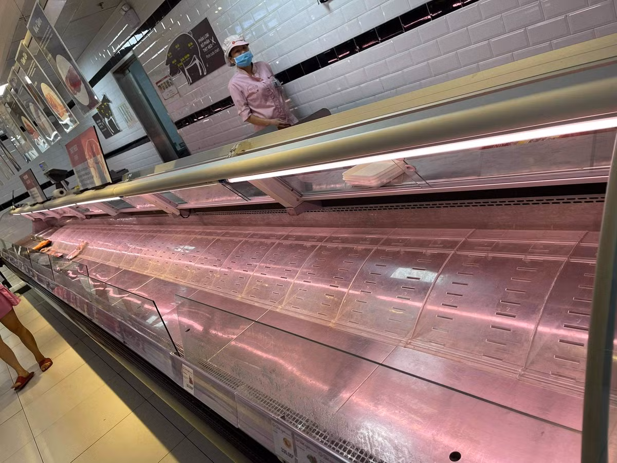 Chiều 18/7, UBND Thành phố Hà Nội đã ra công văn yêu cầu siết chặt các cửa hàng dịch vụ, ăn uống, chợ tạm… để phục vụ công tác phòng chống dịch COVID-19. Chiều 18/7, UBND Thành phố Hà Nội đã ra công văn yêu cầu siết chặt các cửa hàng dịch vụ, ăn uống, chợ tạm… để phục vụ công tác phòng chống dịch COVID-19.