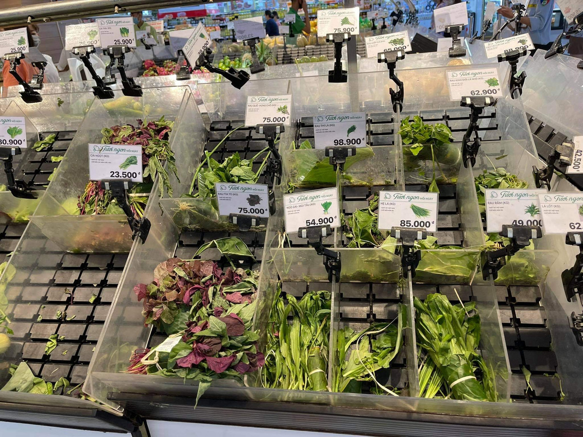 Quầy rau tươi cũng chỉ còn lác đác vài bó héo, xấu không ai chọn.