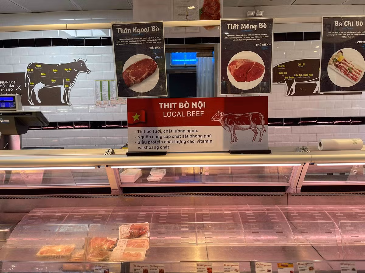 Quầy thịt chỉ còn lác đác.