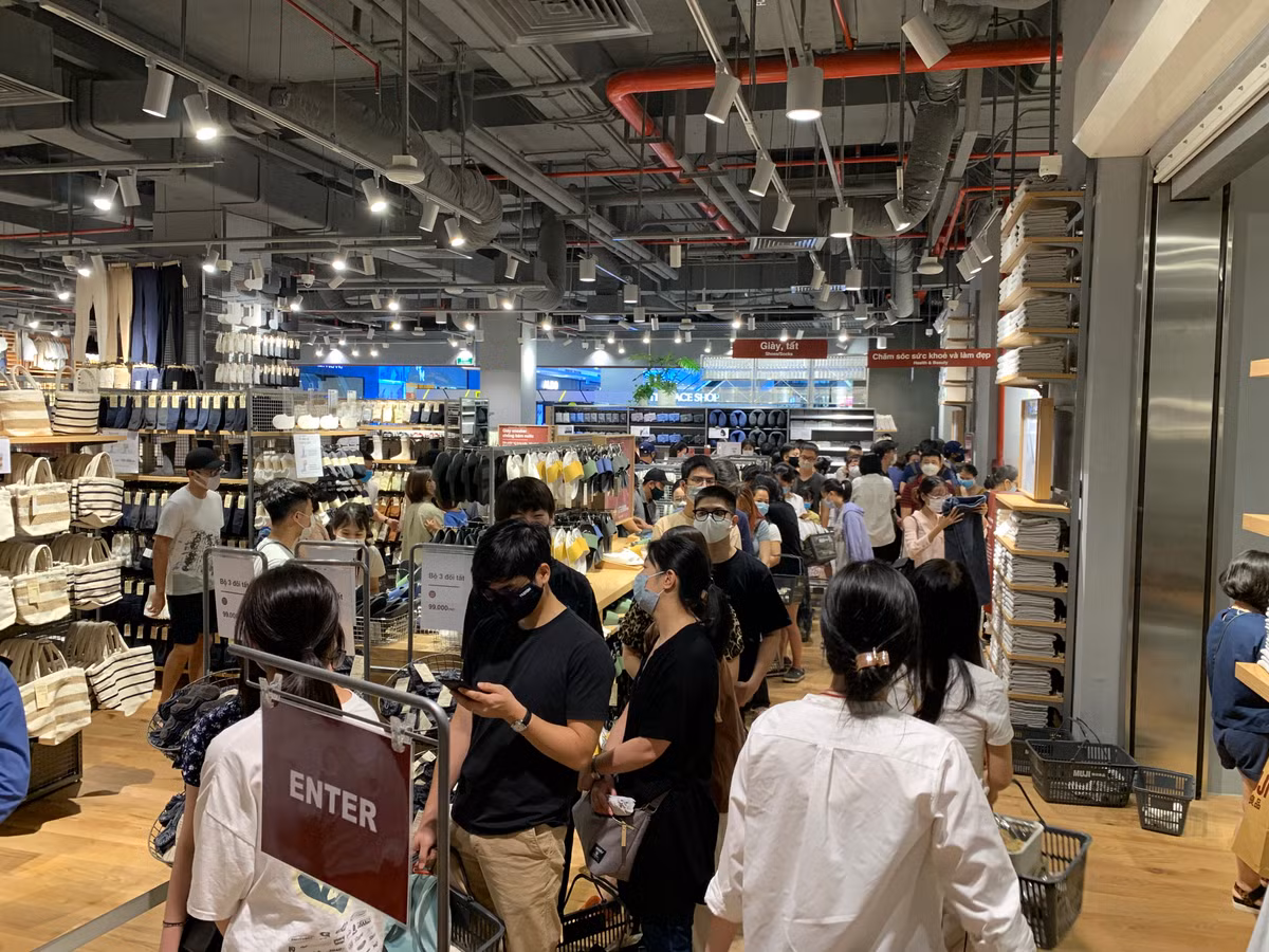 Cảnh xếp hàng dài chờ thanh toán tại cửa hàng MUJI trong ngày khai trương.