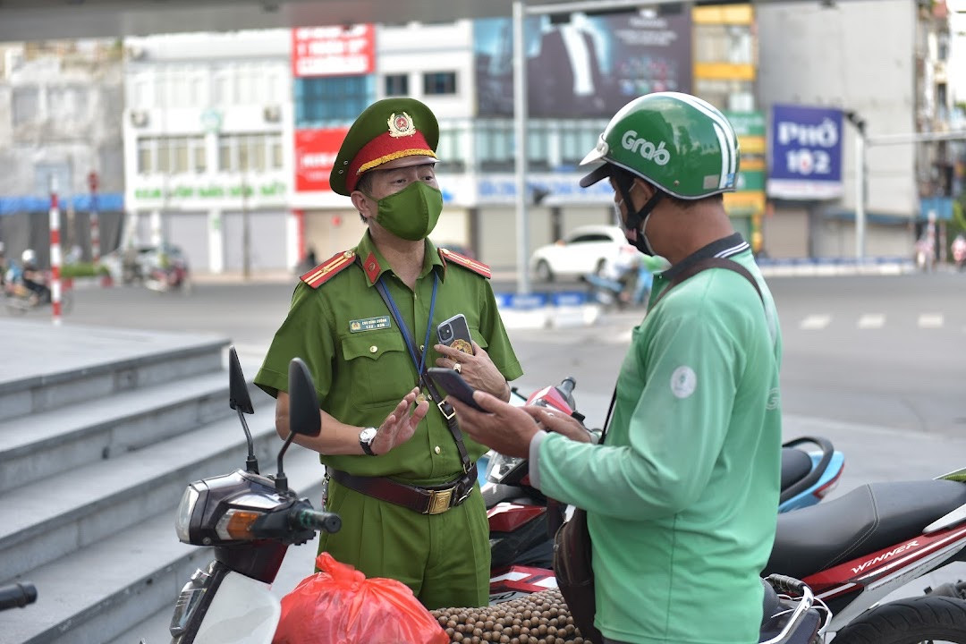 Tuy nhiên, hầu hết các trường hợp bị xử phạt đều chống đối, không hợp tác. Thiếu tá Cường cho biết, có một trường hợp tài xế grab không chịu ký biên bản, công an phường Khương Mai đã phải mất gần 3 tiếng để cưỡng chế xử lý trường hợp này.