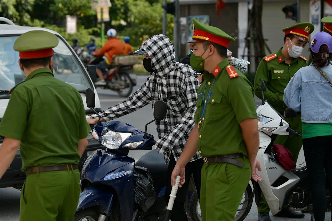Ha Noi xu phat nhieu shipper tu do, khong giay “thong hanh”-Hinh-2