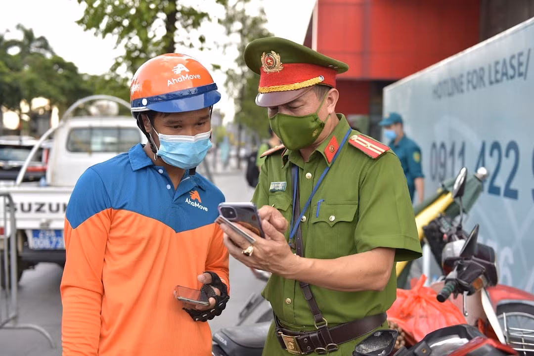 Với những shipper đăng ký hoạt động với Sở GTVT Hà Nội sẽ nhận được tin nhắn xác nhận để xuất trình với các chốt kiểm soát.