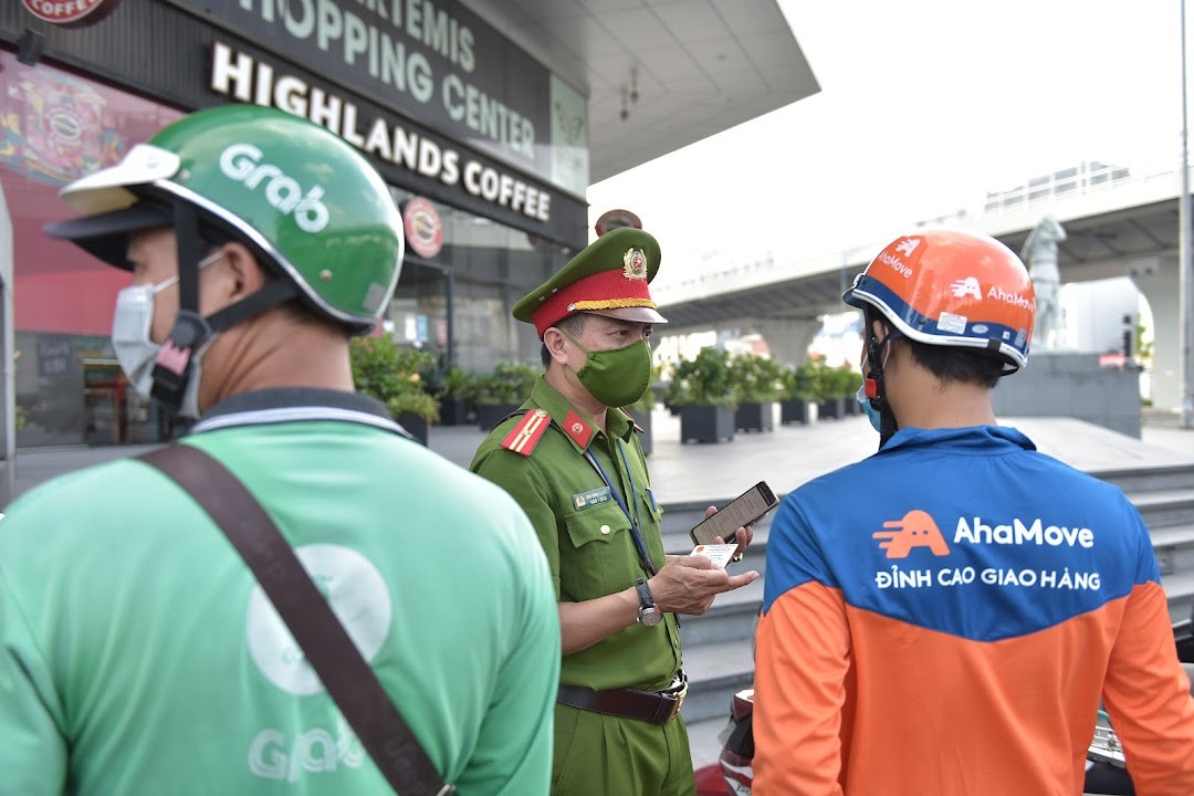Thiếu tá Chu Đình Cường - CSTT Công an phường Khương Mai cho biết, trong quá trình kiểm tra, những người nào vận chuyển hàng hoá có giấy giới thiệu hoặc xác nhận của công ty đang làm việc sẽ tiếp tục được di chuyển.