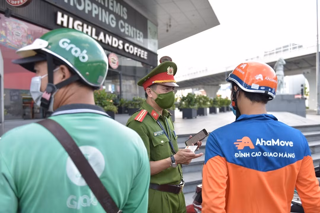 Thiếu tá Chu Đình Cường - CSTT Công an phường Khương Mai cho biết, trong quá trình kiểm tra, những người nào vận chuyển hàng hoá có giấy giới thiệu hoặc xác nhận của công ty đang làm việc sẽ tiếp tục được di chuyển.