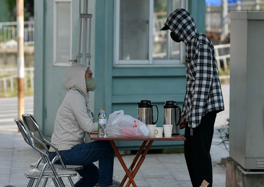 Theo quy định, những người ra đường không có lý do chính đáng sẽ bị xử phạt từ 2-3 triệu đồng.