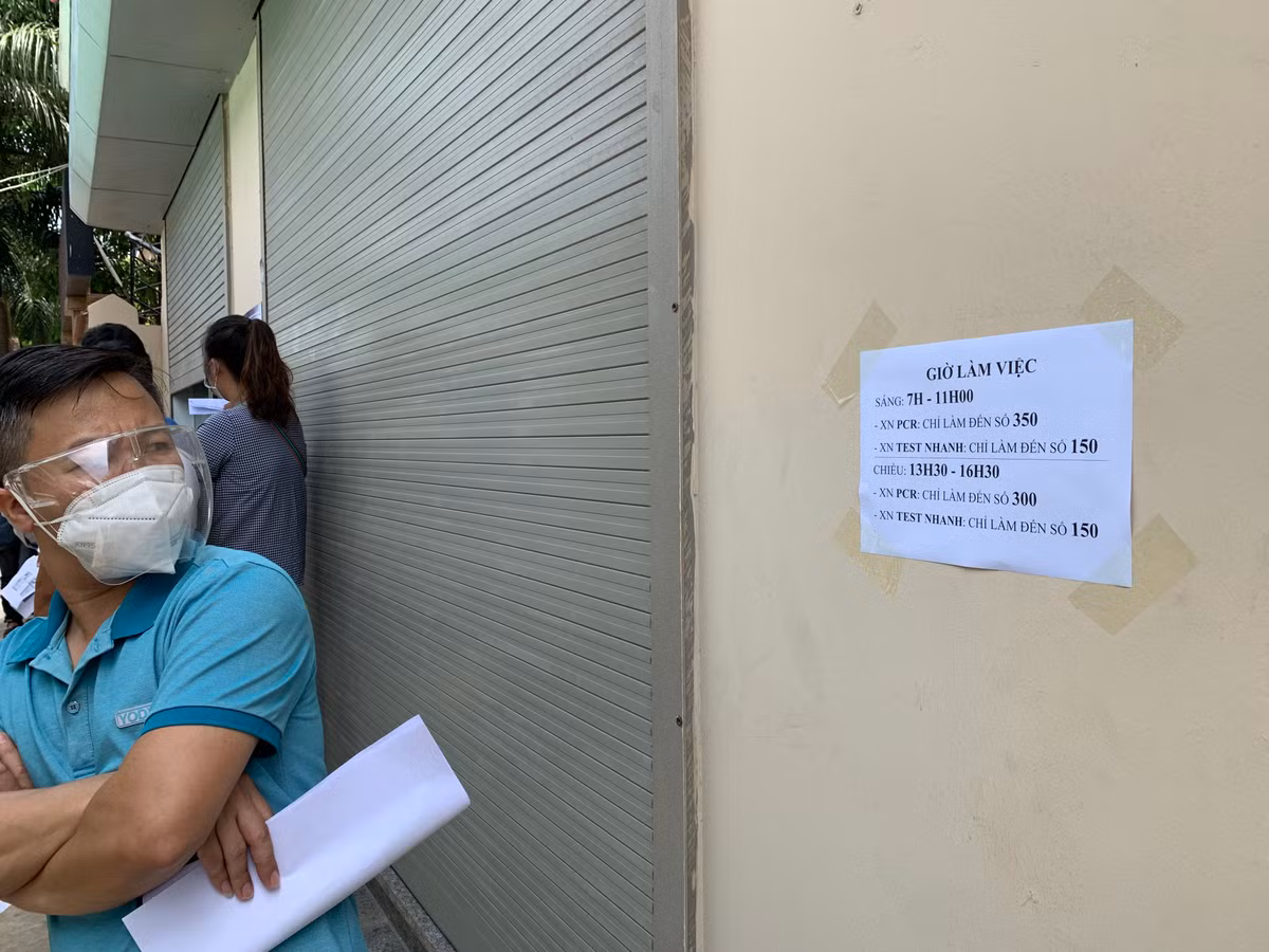 Theo thông báo, Trung tâm mở cửa từ 7h-11h và 13h30-16h30 nên gần về trưa lượng người đứng xếp hàng đã giảm bớt.