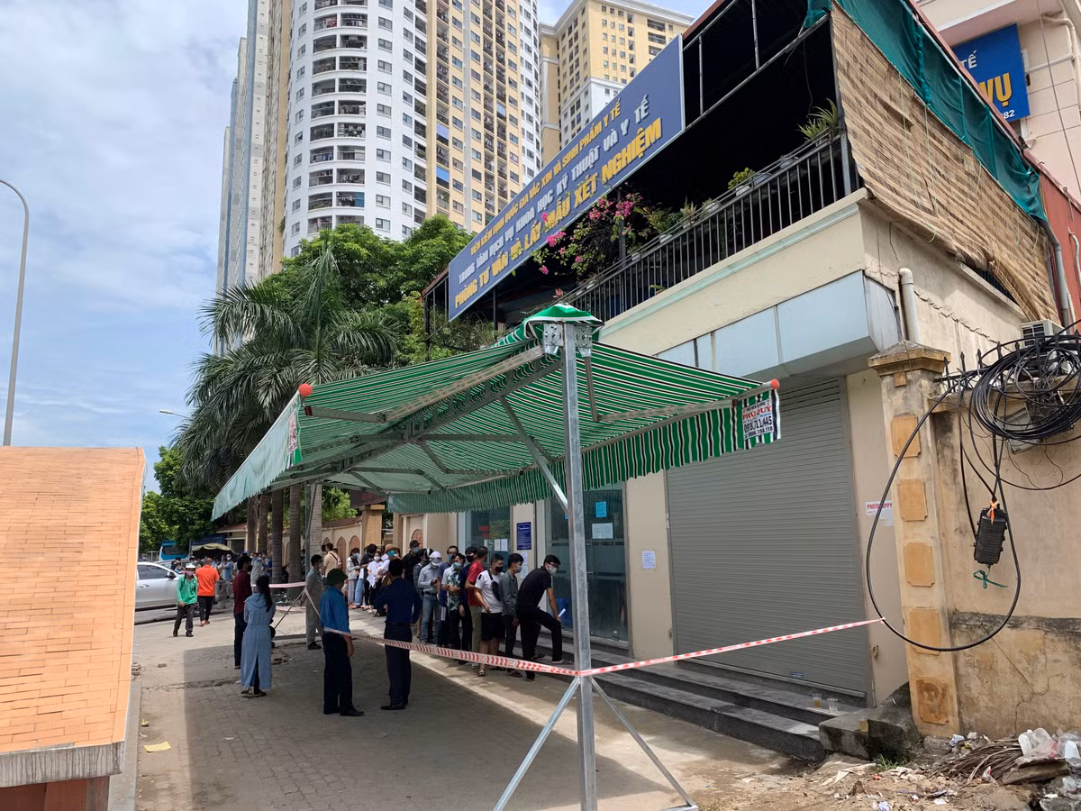 Một người làm trông giữ xe gần đây cho biết, tình trạng người dân đứng chen nhau xếp hàng diễn ra khá phổ biến đặc biệt vào buổi sáng sớm khi trời còn mát. Những ngày gần đây nhu cầu tăng cao hơn nên buổi trưa cũng có người ngồi chờ.