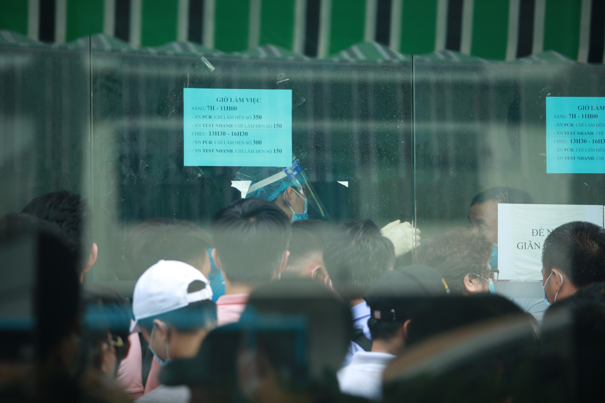 Nhiều lúc đã xảy ra tình trạng chen lấn, xô đẩy để được vào bên trong.