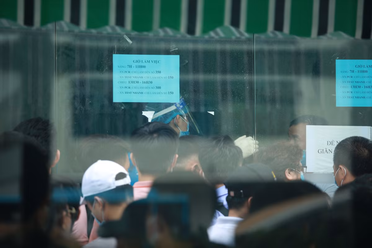 Nhiều lúc đã xảy ra tình trạng chen lấn, xô đẩy để được vào bên trong.