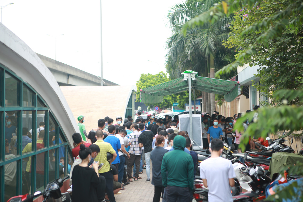 Ha Noi: Chat cung nguoi chen lan cho xet nghiem COVID-19-Hinh-2