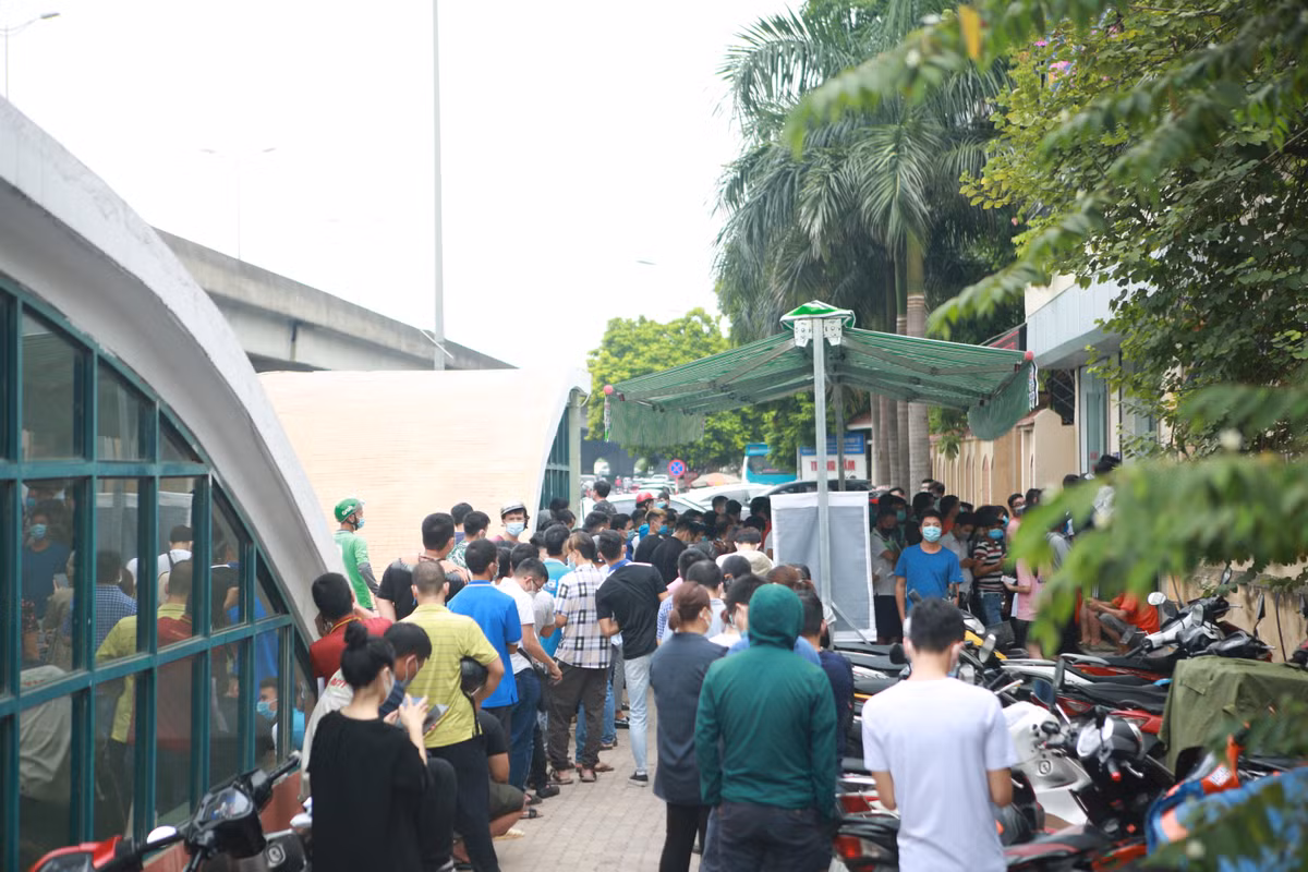 Ha Noi: Chat cung nguoi chen lan cho xet nghiem COVID-19-Hinh-2