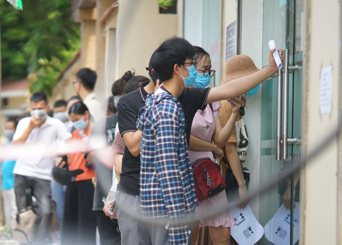 Do bên trong Trung tâm xét nghiệm không đủ rộng nên mỗi lần chỉ được 5 người vào làm xét nghiệm.