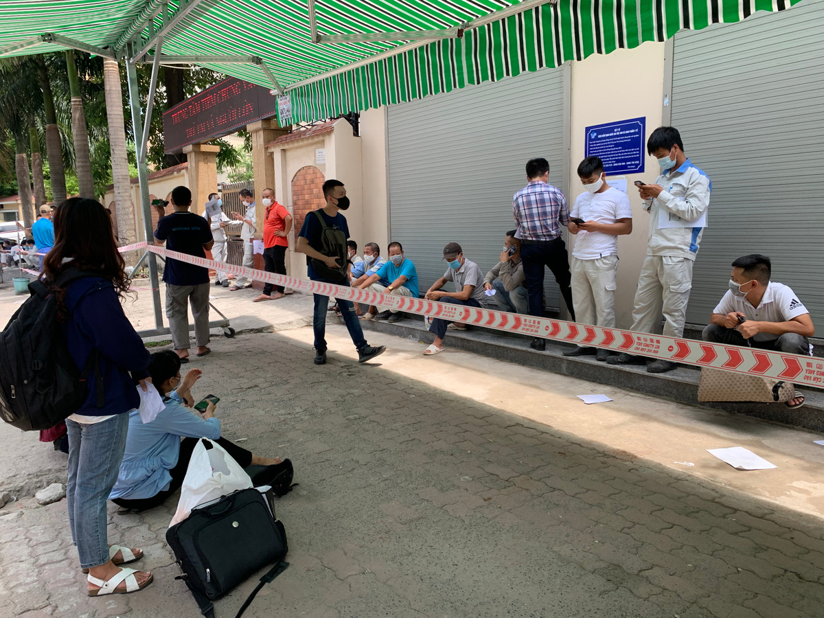 Do không kịp xếp hàng buổi sáng nên nhiều người ngồi chờ qua trưa để kịp làm xét nghiệm đầu giờ chiều.