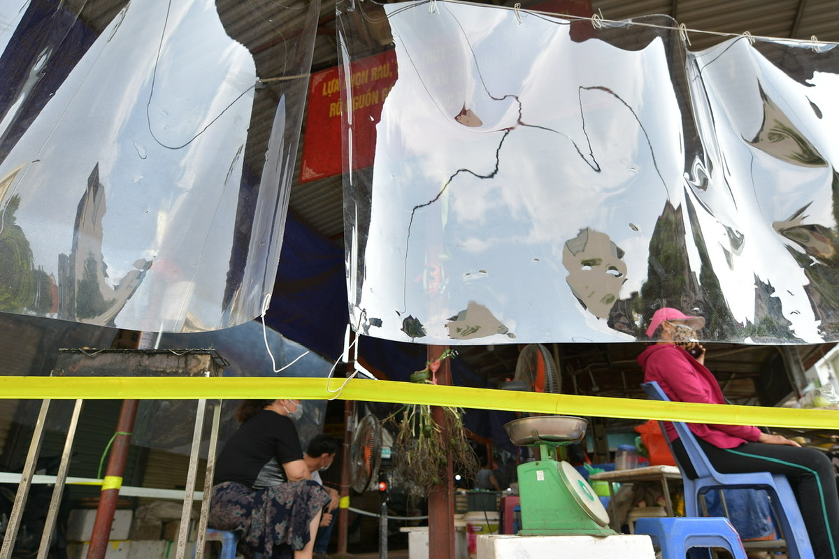 Tấm chắn không gây cản trở mà lại giúp người dân yên tâm khi chọn mua hàng hơn.