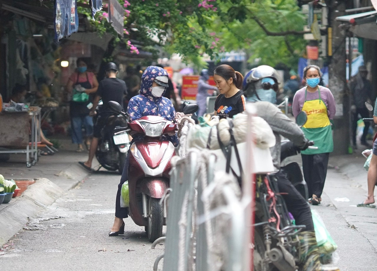 Việc đặt “dải phân cách” giữa lối đi của chợ đã hạn chế rất nhiều tình trạng tập trung đông người.