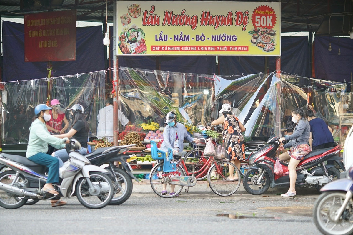 Chợ Bách Khoa (Hai Bà Trưng, Hà Nội) là chợ duy nhất quây toàn bộ tấm chắn xung quanh chợ để hạn chế tiếp xúc giữa tiểu thương và người mua hàng.