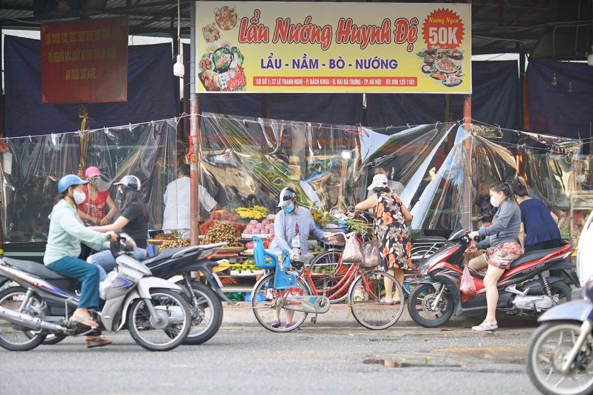 Chợ Bách Khoa (Hai Bà Trưng, Hà Nội) là chợ duy nhất quây toàn bộ tấm chắn xung quanh chợ để hạn chế tiếp xúc giữa tiểu thương và người mua hàng.