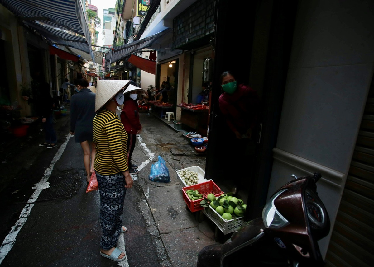 Người dân muốn mua hàng phải đứng vào những điểm đánh dấu sẵn, đảm bảo đủ khoảng cách.