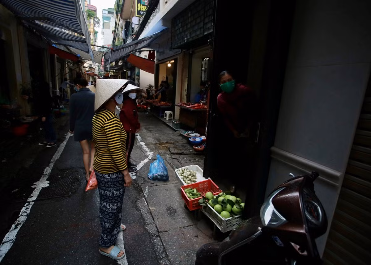 Người dân muốn mua hàng phải đứng vào những điểm đánh dấu sẵn, đảm bảo đủ khoảng cách.