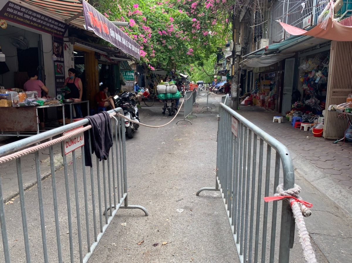 “Dải phân cách” trong chợ Thành Công khá rộng, đảm bảo đủ giãn cách giữa 2 luồng di chuyển.