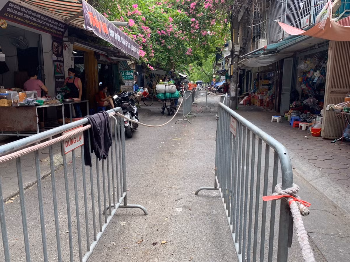 “Dải phân cách” trong chợ Thành Công khá rộng, đảm bảo đủ giãn cách giữa 2 luồng di chuyển.