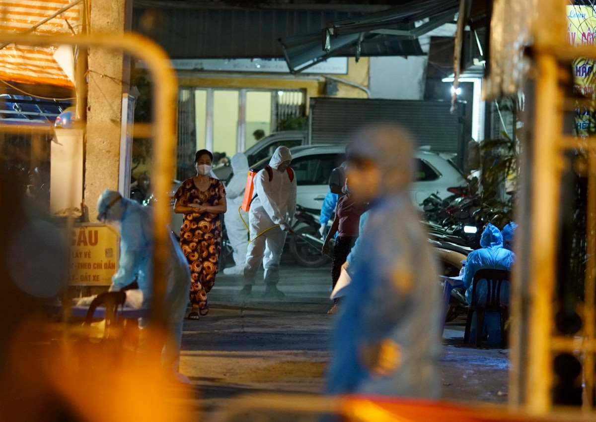 Cũng trong tối qua, lực lượng chức năng đã phun khử khuẩn toàn bộ khu chợ.