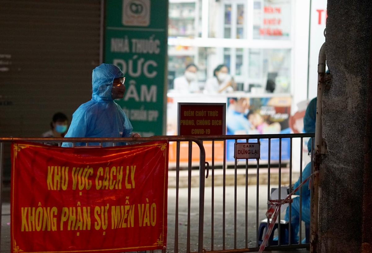 Nguyên nhân do trước đó CDC Hà Nội công bố 3 nhân viên của Nhà thuốc Đức Tâm dương tính với COVID-19.