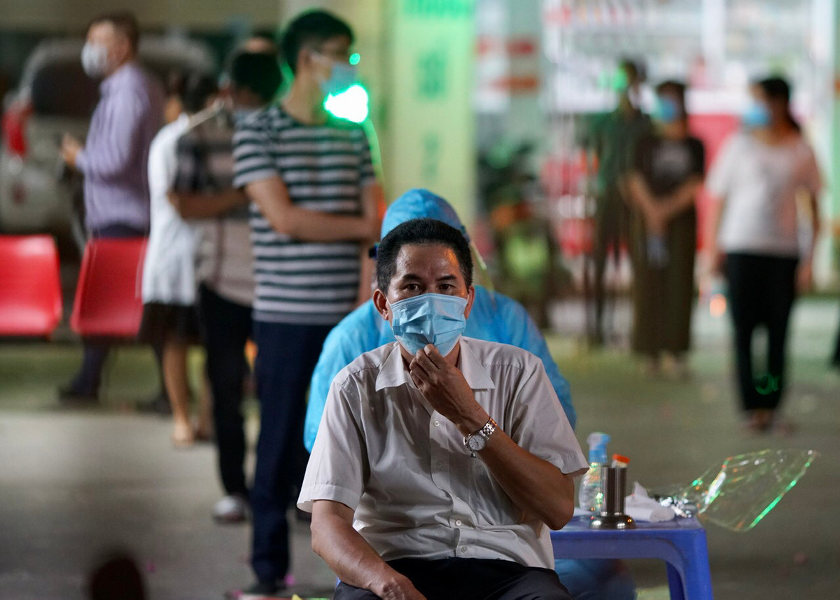 Theo CDC Hà Nội, ngoài 3 nhân viên Nhà thuốc Đức Tâm là F0 thì vẫn còn 1 trường hợp có nguy cơ nhiễm cao còn đang chờ kết quả xét nghiệm.