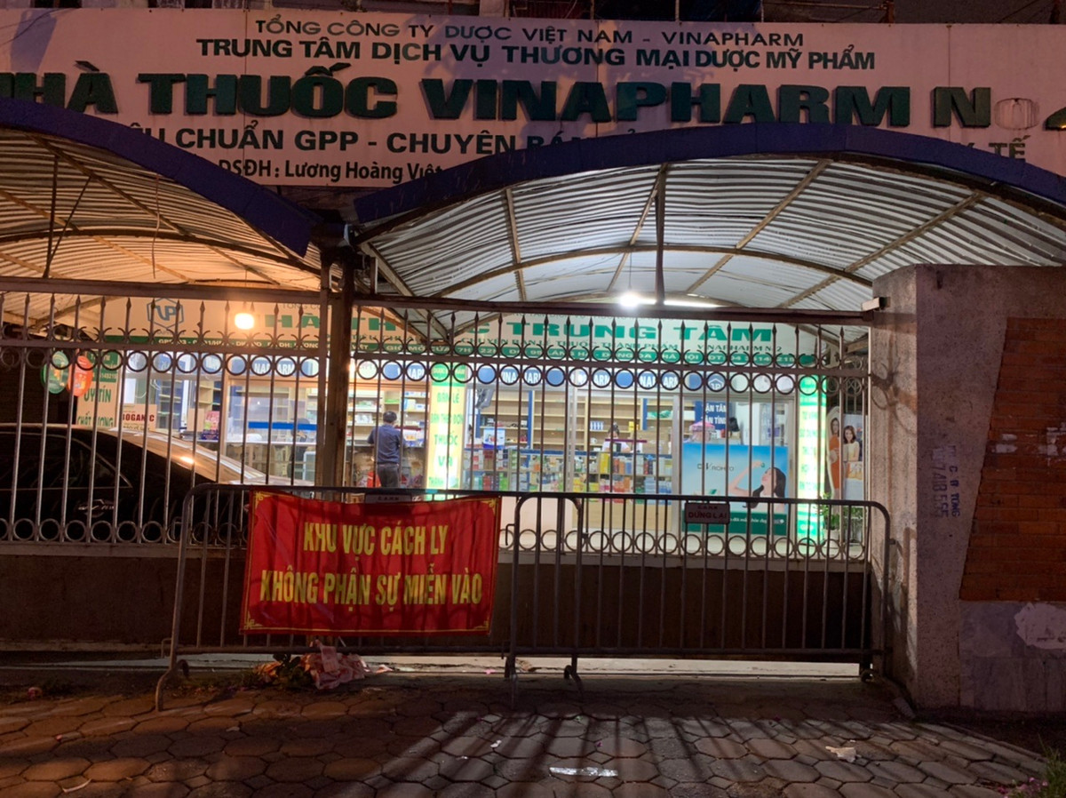 Khu chợ với hàng chục quầy thuốc buộc phải dừng hoạt động chờ kết quả xét nghiệm.