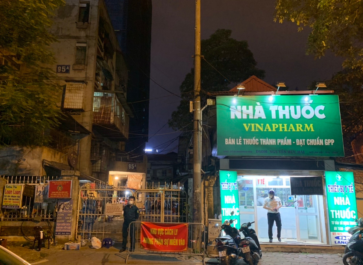Tối 19/7, chợ thuốc lớn nhất Hà Nội tại địa chỉ 95 Láng Hạ (quận Đống Đa, Hà Nội) đã bị lực lượng chức năng phong toả.