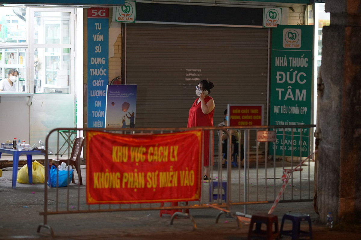 Toàn bộ người dân và nhân viên bán hàng tại chợ thuốc được yêu cầu không di chuyển khỏi vị trí.