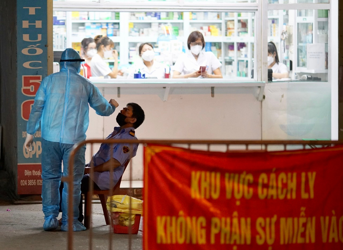 Lực lượng chức năng lấy mẫu xét nghiệm nhanh cho toàn bộ người dân tại khu chợ thuốc 95 Láng Hạ.