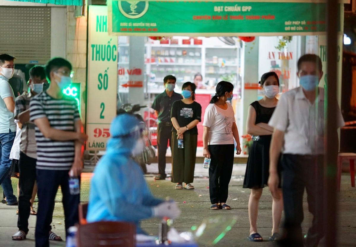 Ngay trong tối muộn 19/7, toàn bộ nhân viên bán hàng, người dân sinh sống tại khu chợ đã được lấy mẫu xét nghiệm.