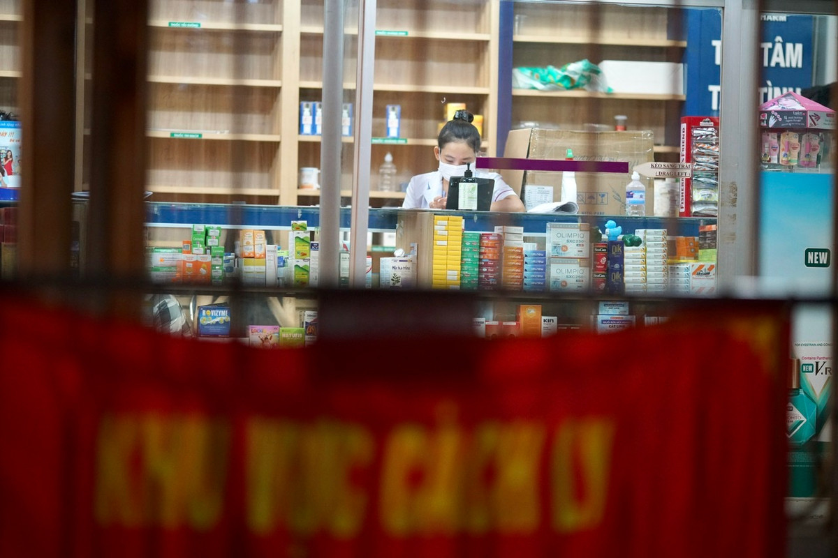 Theo ghi nhận của PV Báo Tri thức và Cuộc sống, toàn bộ chợ thuốc đã bị phong toả, các nhà thuốc bên trong phải dừng hoạt động..