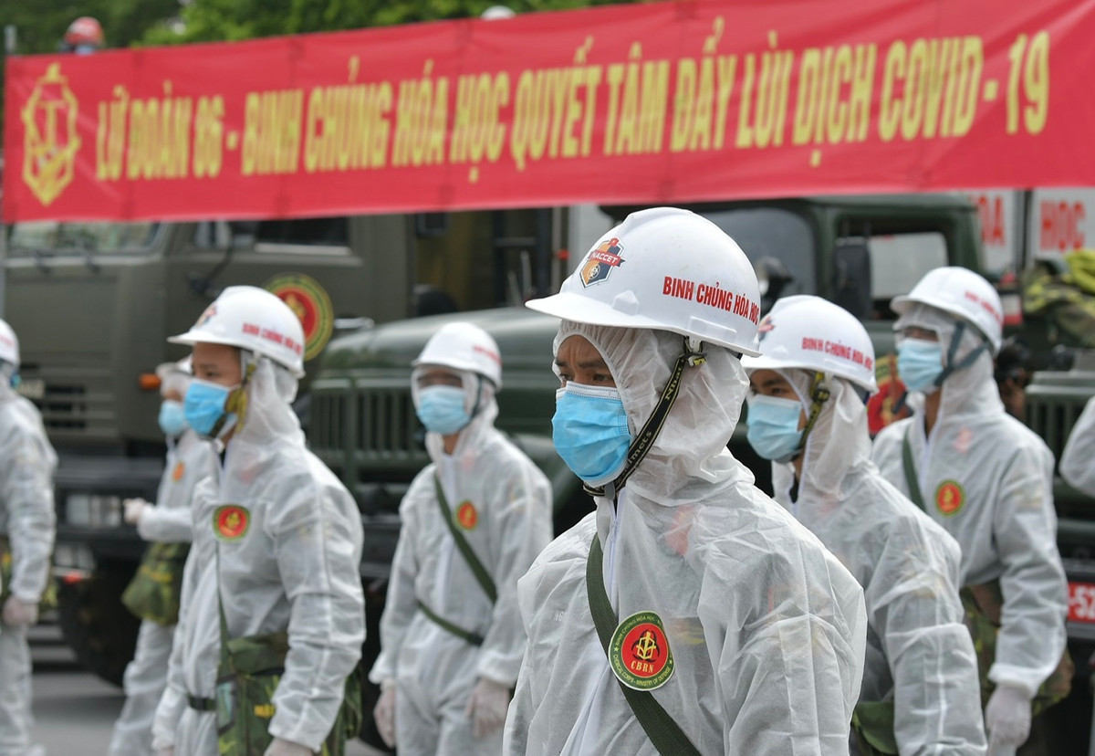 Sáng sớm nay (26/7), Bộ Tư lệnh Thủ đô và Bộ Tư lệnh Hoá học đã tập trung phương tiện, thiết bị ở Nhà Hát lớn Thành phố.