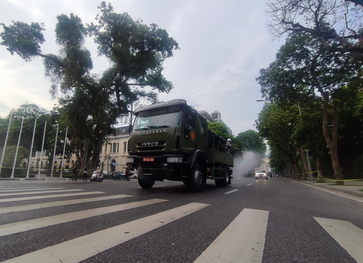 Ngoài ra, các quận Đống Đa, Hai Bà Trưng, Hoàng Mai, huyện Quốc Oai, Thạch Thất cũng được phun khử khuẩn trong đợt này.