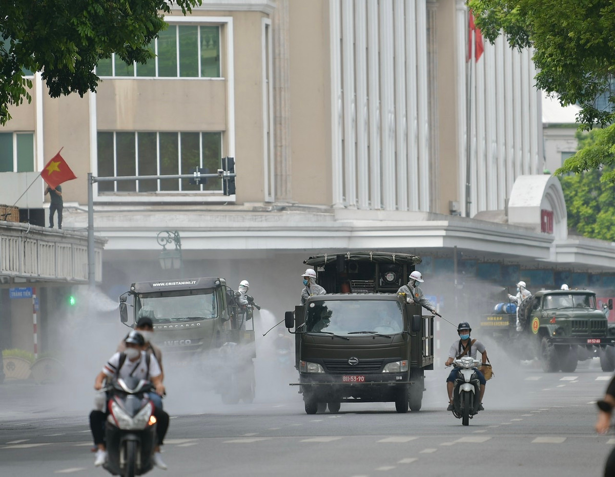 Đúng 8h sáng, các xe đặc chủng bắt đầu di chuyển phun khử khuẩn các tuyến phố chính của Hà Nội.