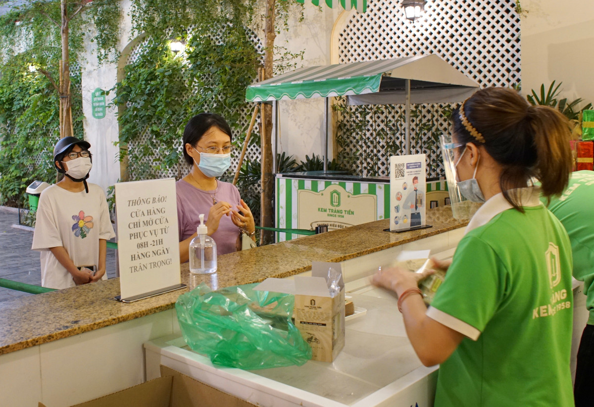 Nhân viên bán hàng tại cửa hàng cho biết, từ ngày 13/7, kem Tràng Tiền dừng bán kem ốc quế, kem tươi mà chỉ bán kem que mang về.